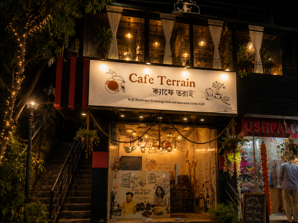 Café Terrain at night